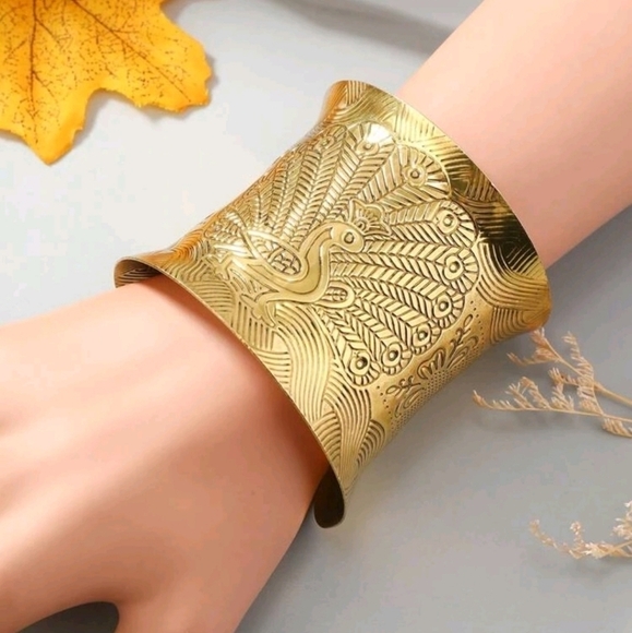 Gold tone   Vintage inspired Peacock‎ Patterned Cuff Bangle bracelet - Picture 1 of 5